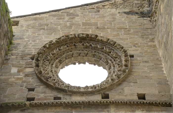 Óculo de la fachada occidental de la iglesia del monasterio de Carracedo vista interior